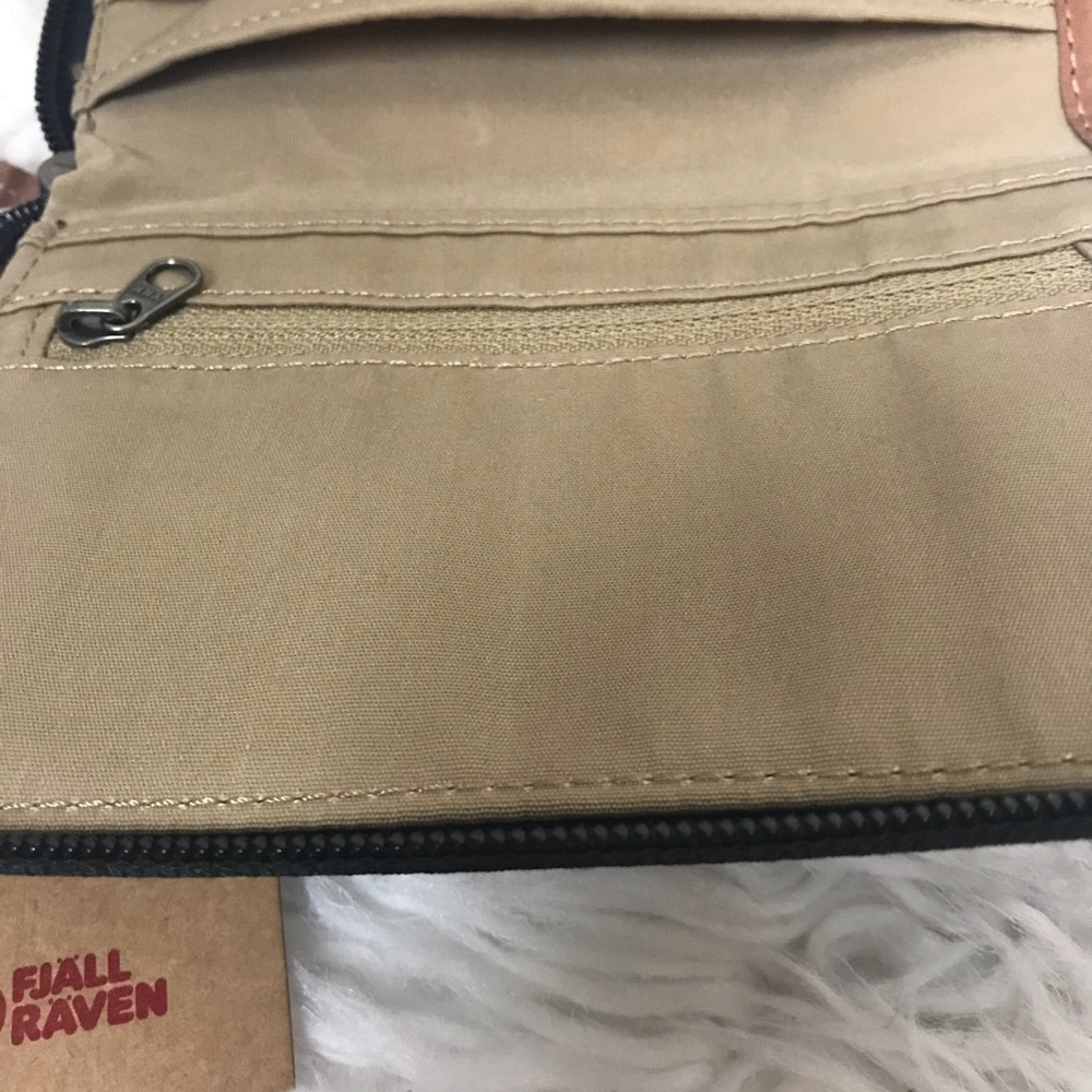 New FJALL RAVEN Passport Wallet - Picture 4 of 6